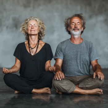 Літній чоловік медитує